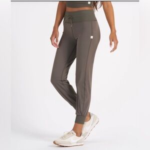 Vuori Daily Jogger in Oregano Green . Size Large